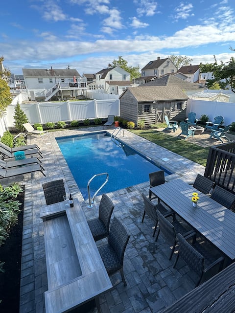 2 blocks to Beach /POOL fire-pit, linen sleeps 12
