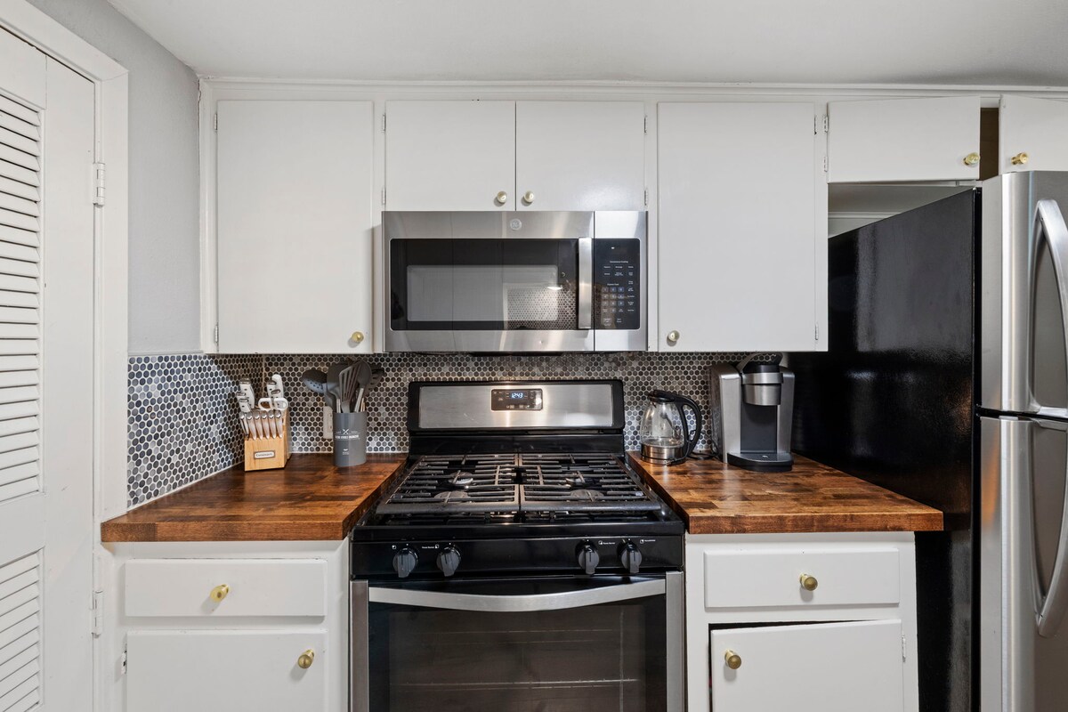 Beautiful Bungalow with HOT TUB, Fireplace & Yard