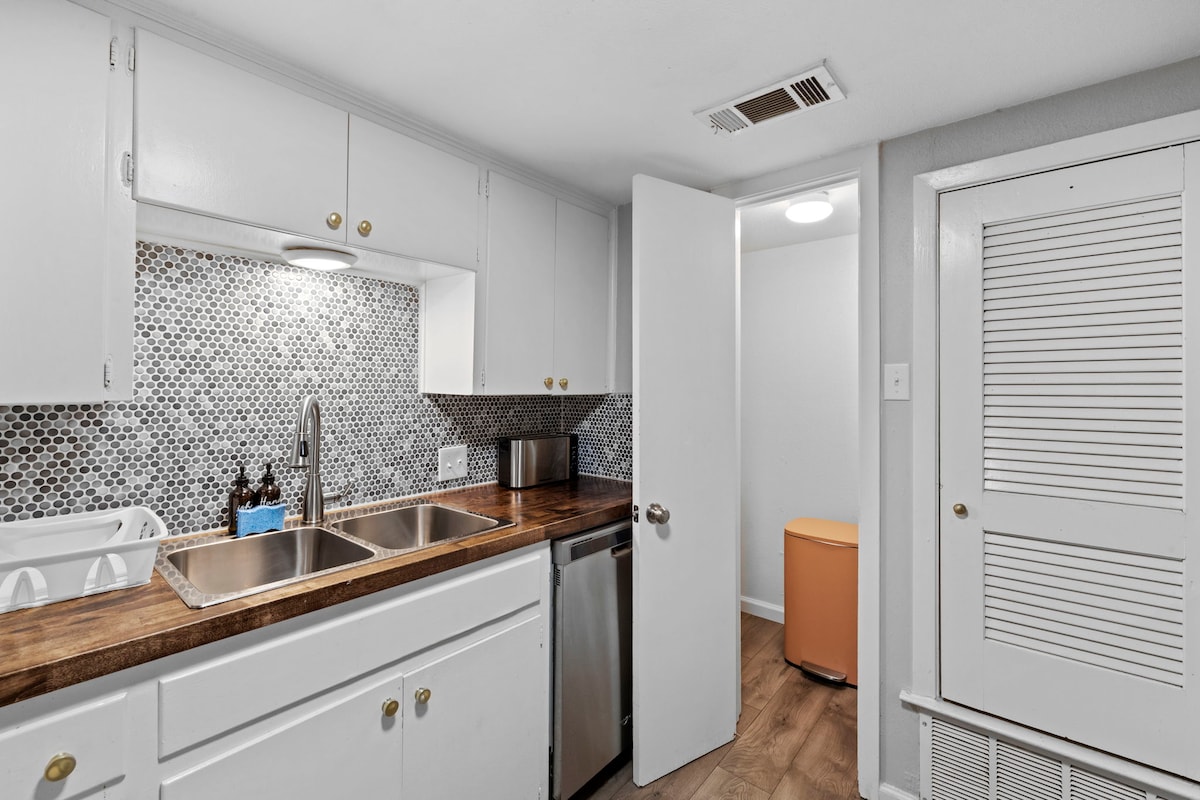 Beautiful Bungalow with HOT TUB, Fireplace & Yard