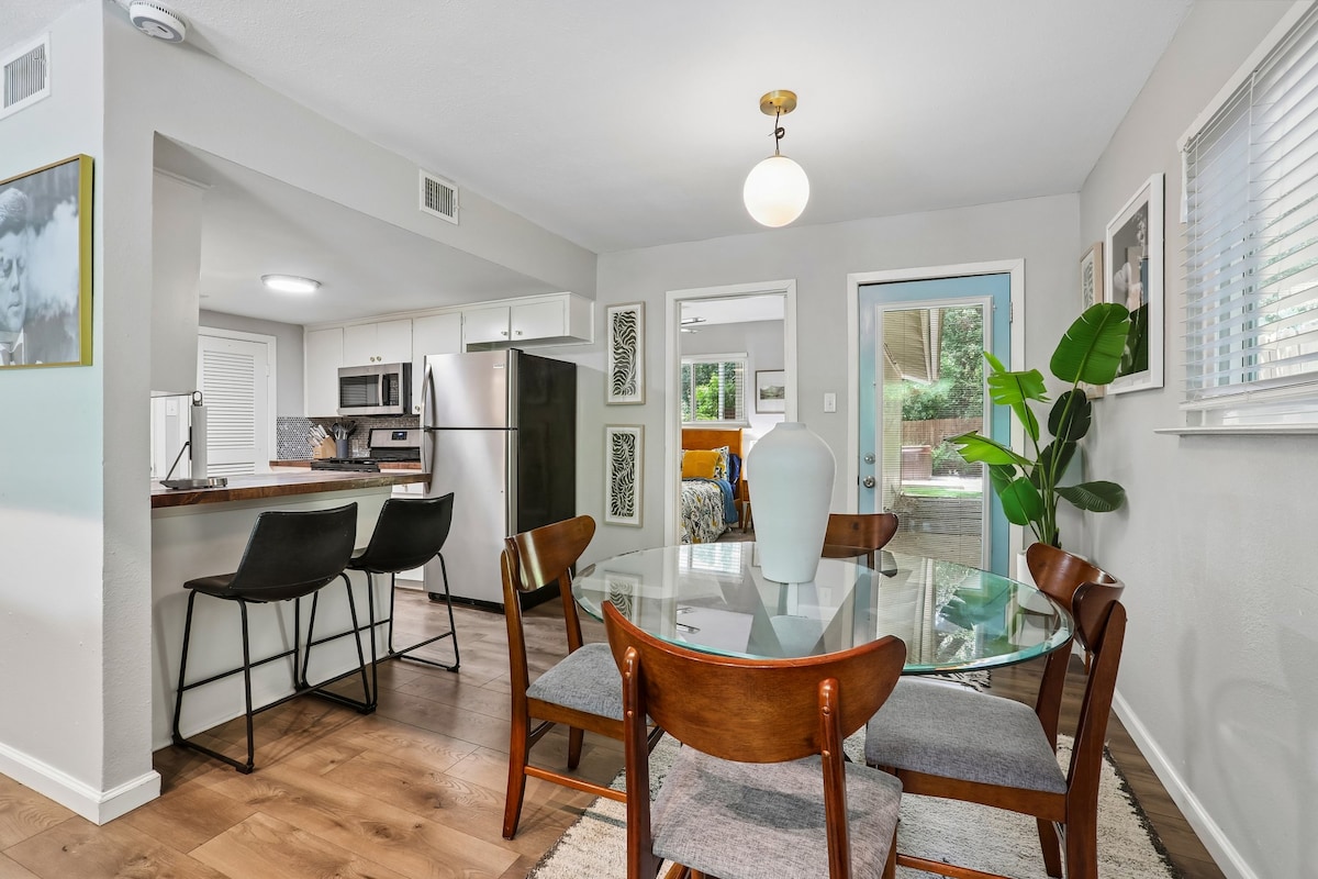 Beautiful Bungalow with HOT TUB, Fireplace & Yard