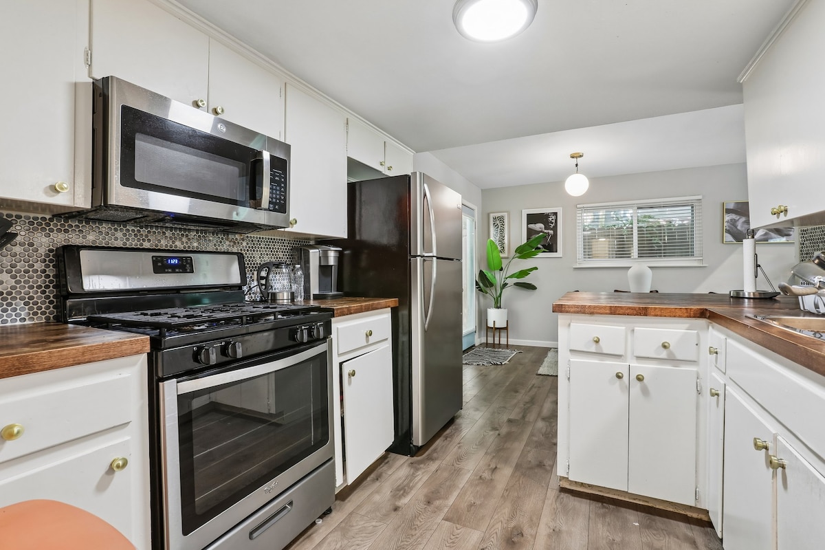 Beautiful Bungalow with HOT TUB, Fireplace & Yard