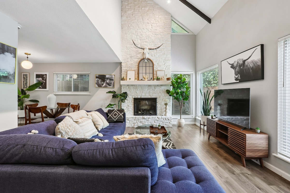 Beautiful Bungalow with HOT TUB, Fireplace & Yard