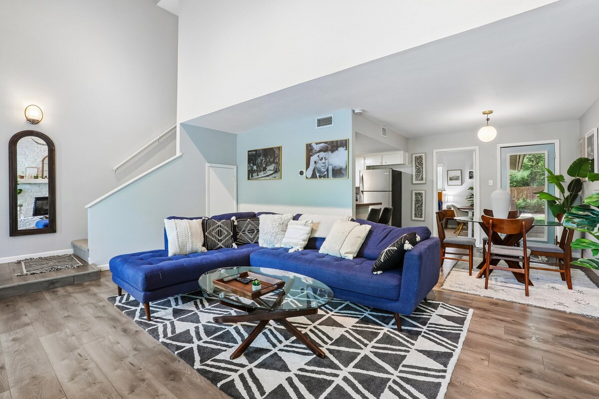 Beautiful Bungalow with HOT TUB, Fireplace & Yard
