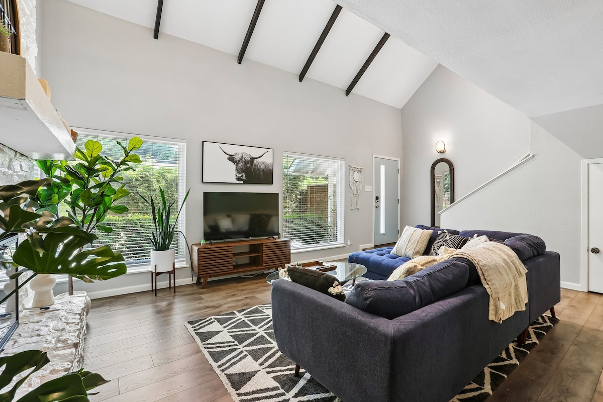 Beautiful Bungalow with HOT TUB, Fireplace & Yard