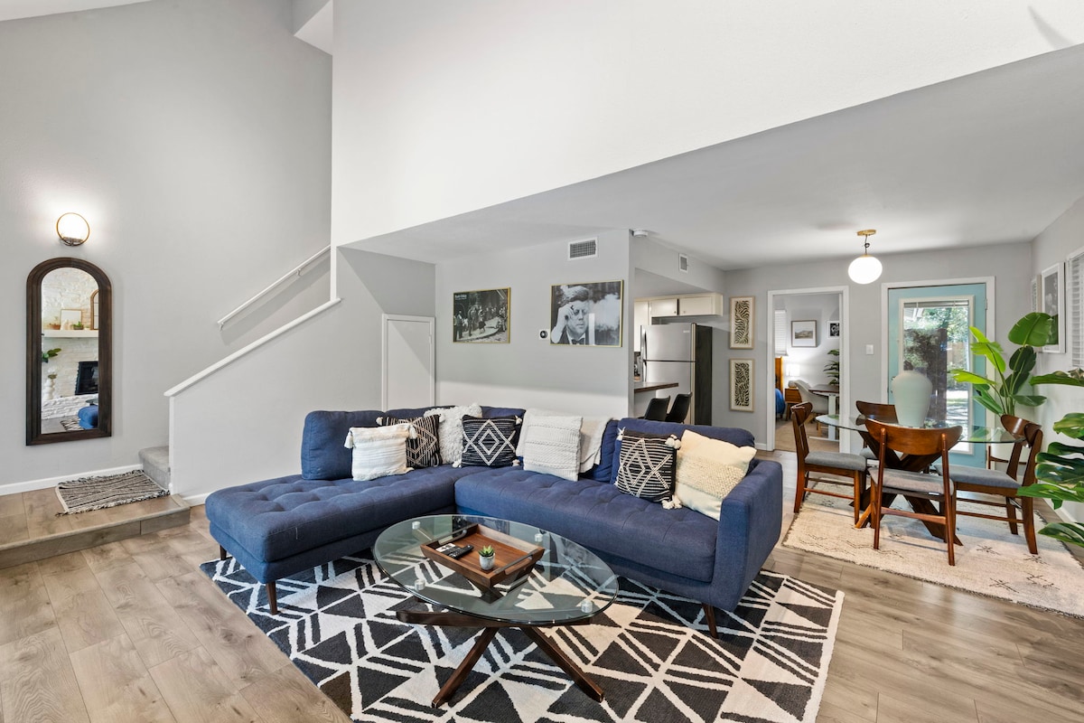 Beautiful Bungalow with HOT TUB, Fireplace & Yard