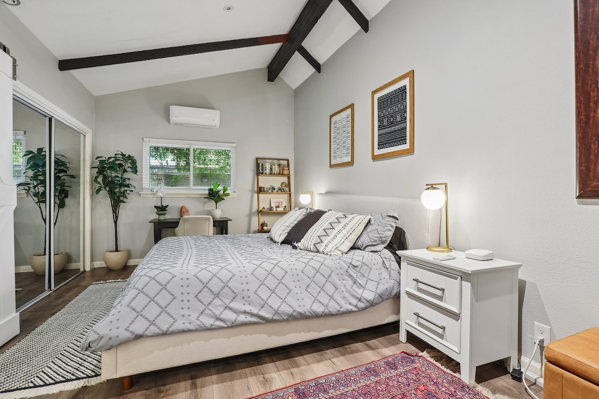 Beautiful Bungalow with HOT TUB, Fireplace & Yard