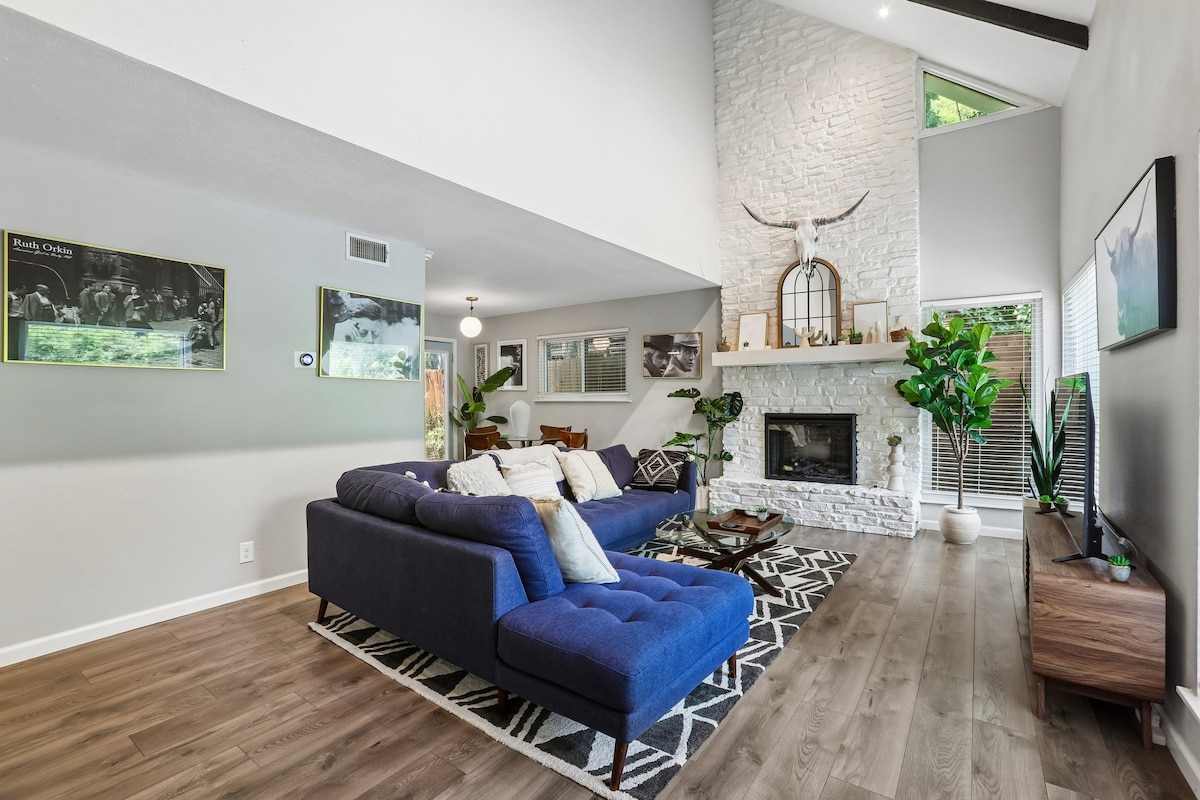 Beautiful Bungalow with HOT TUB, Fireplace & Yard