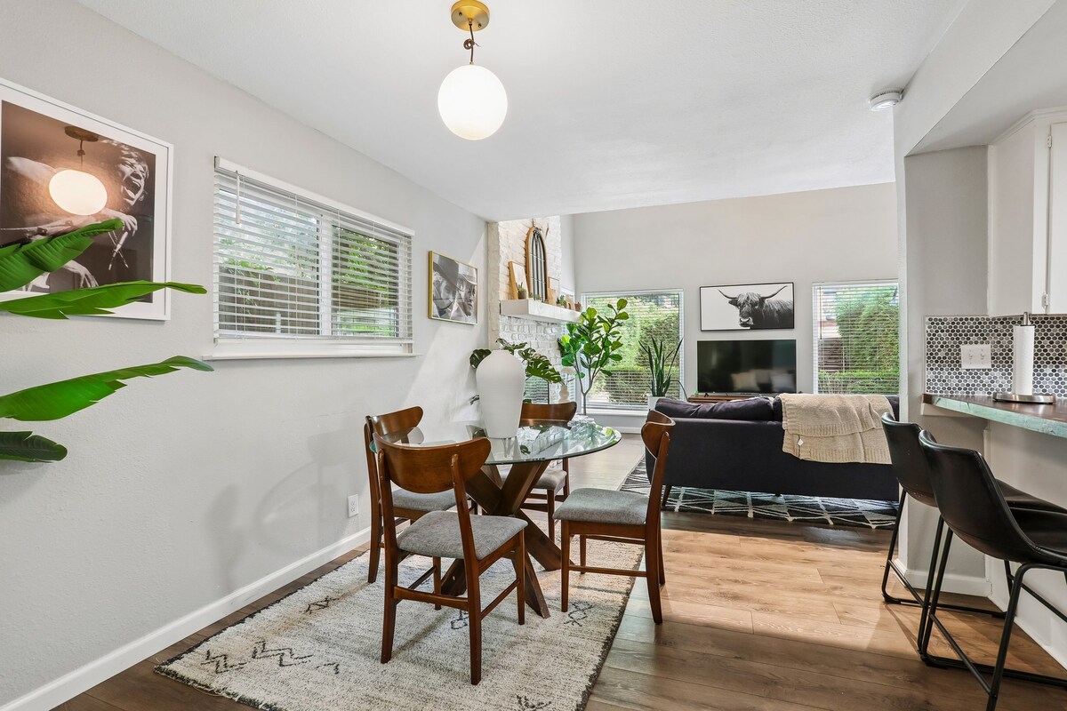 Beautiful Bungalow with HOT TUB, Fireplace & Yard
