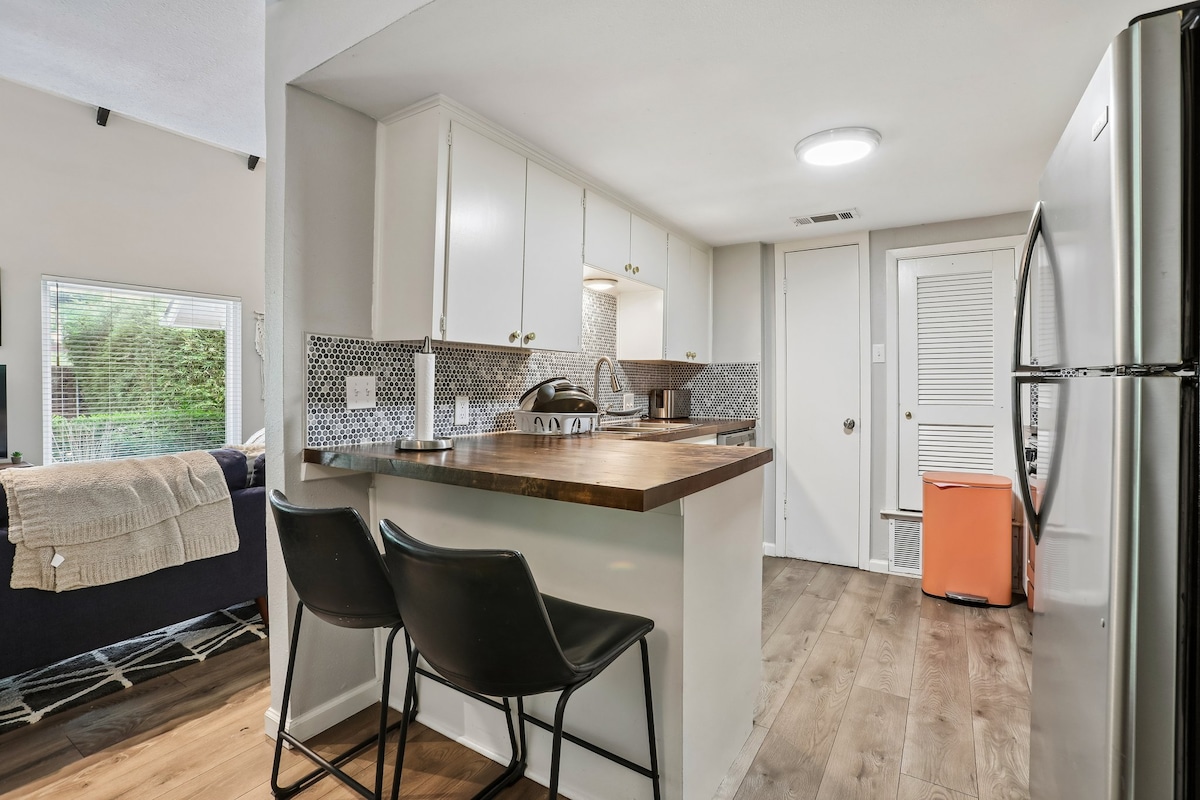 Beautiful Bungalow with HOT TUB, Fireplace & Yard