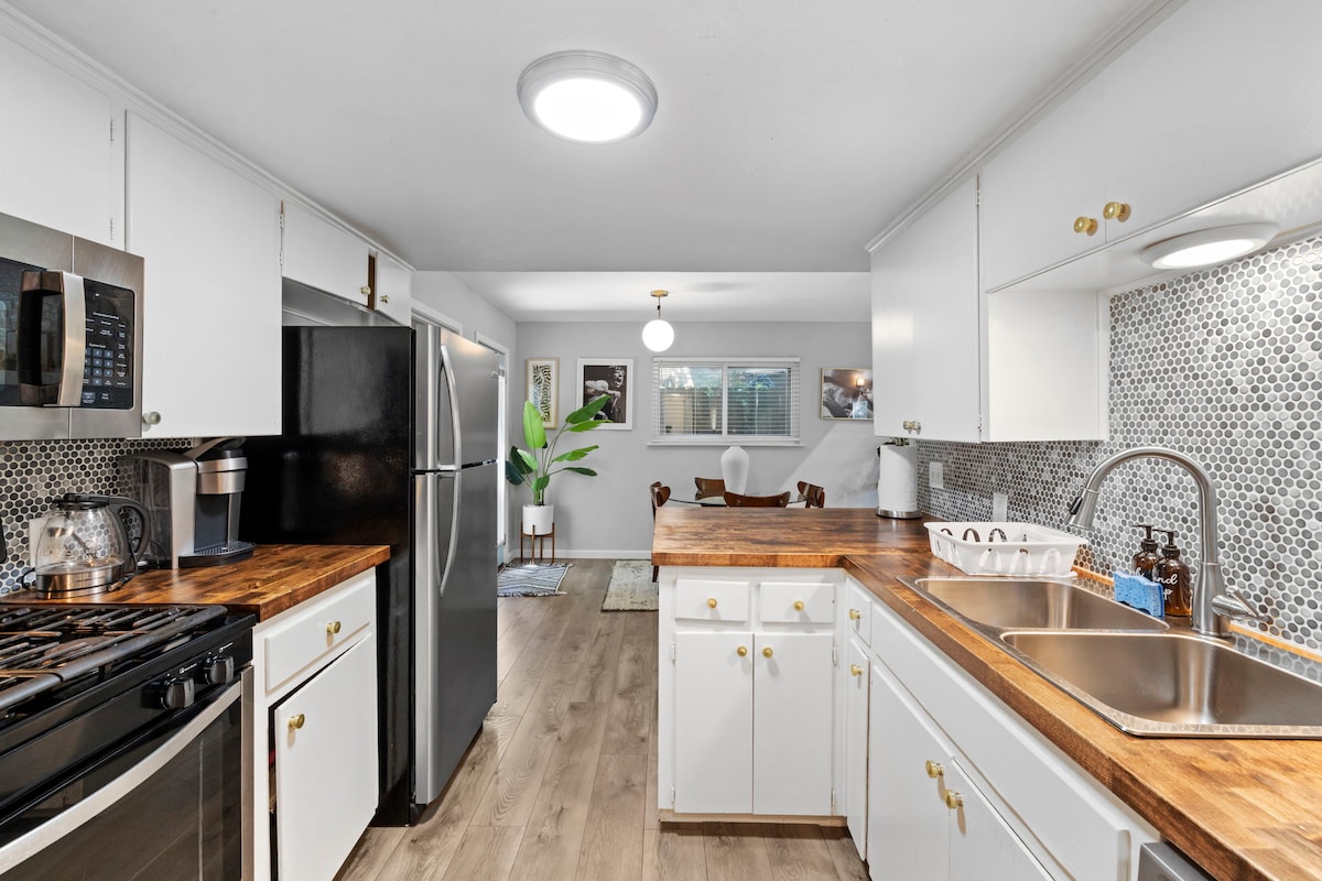 Beautiful Bungalow with HOT TUB, Fireplace & Yard