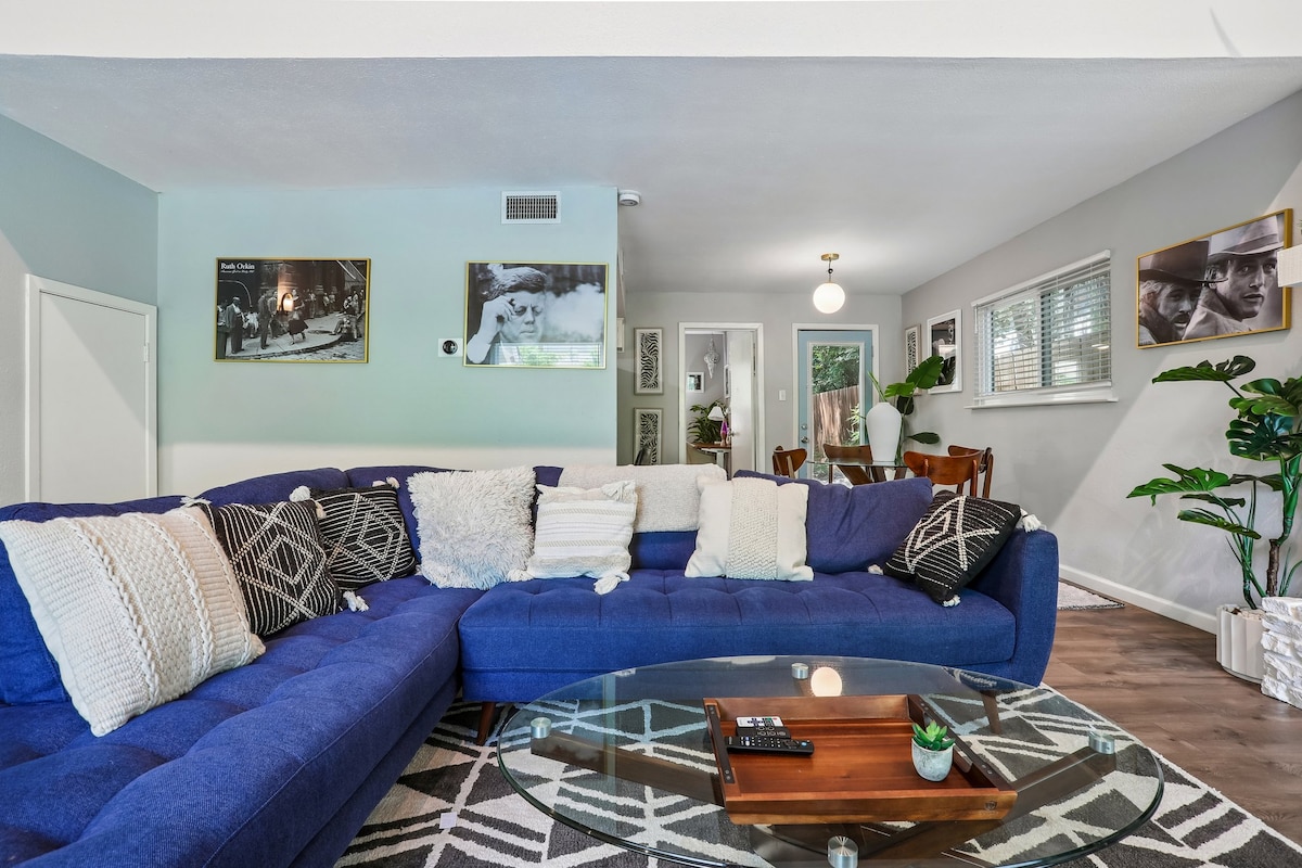 Beautiful Bungalow with HOT TUB, Fireplace & Yard