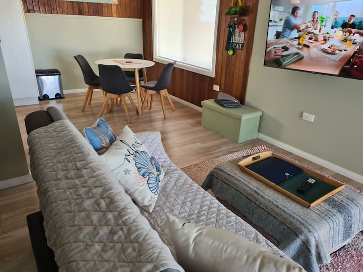 Ted's Cottage Linen Included &
 Pet Friendly! - Hyams Beach