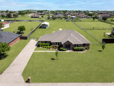 Perfect Stay in Ranch-like House w Huge Backyard!