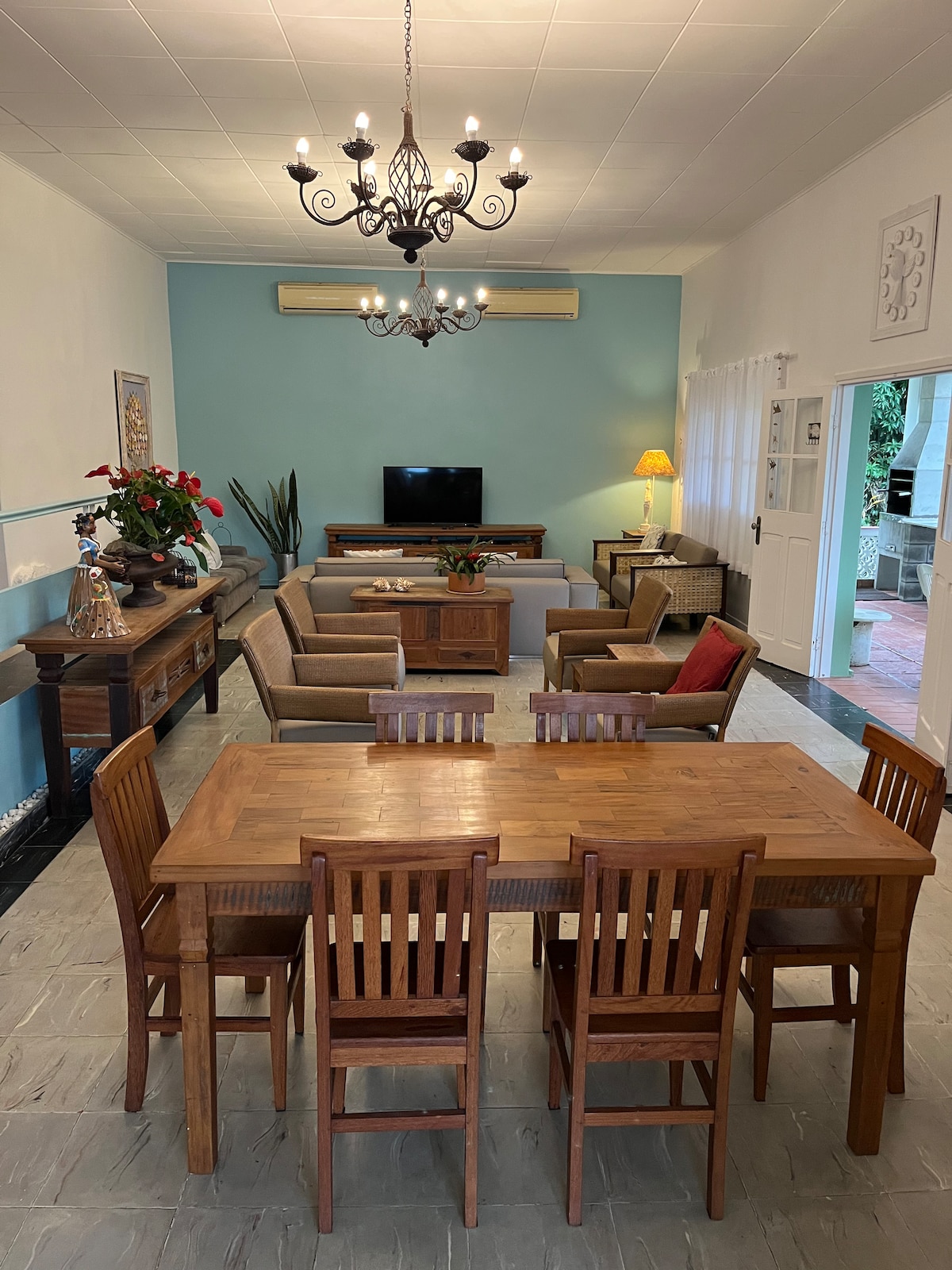 Successful Airbnb property: Beachfront house with swimming pool and 10,000 sq. meters of gardens in Ubatuba