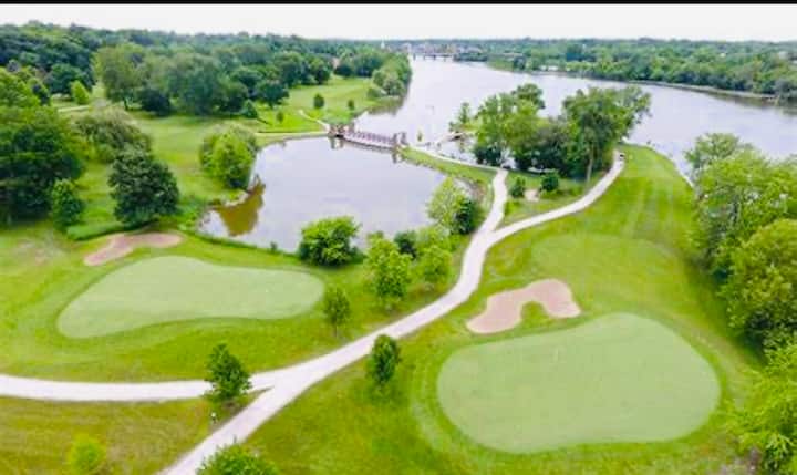 The Fox River Farmhouse-walk to downtown and pool