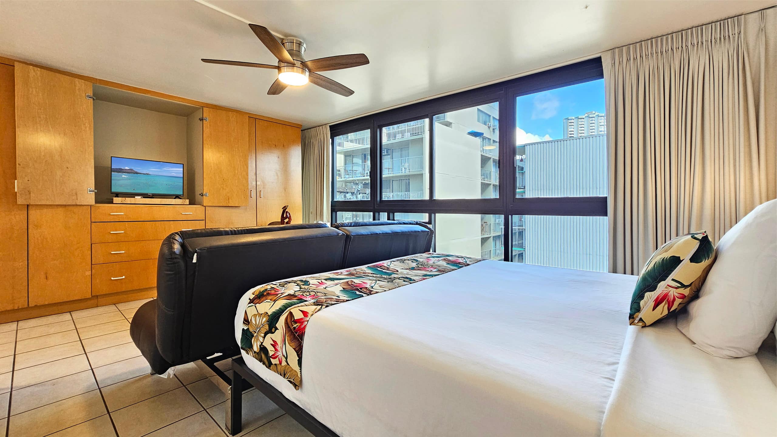 WG 422 at the Waikiki Grand Hotel® - Image 1