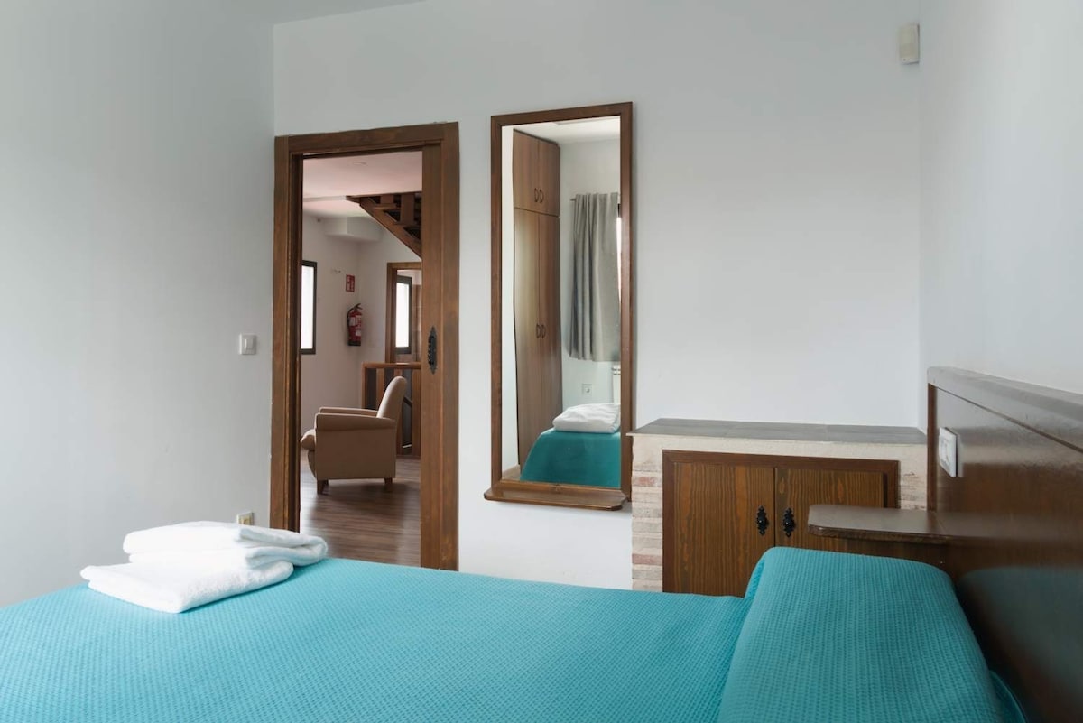 ห้องนอนใหญ่พร้อมเครื่องปรับอากาศ 