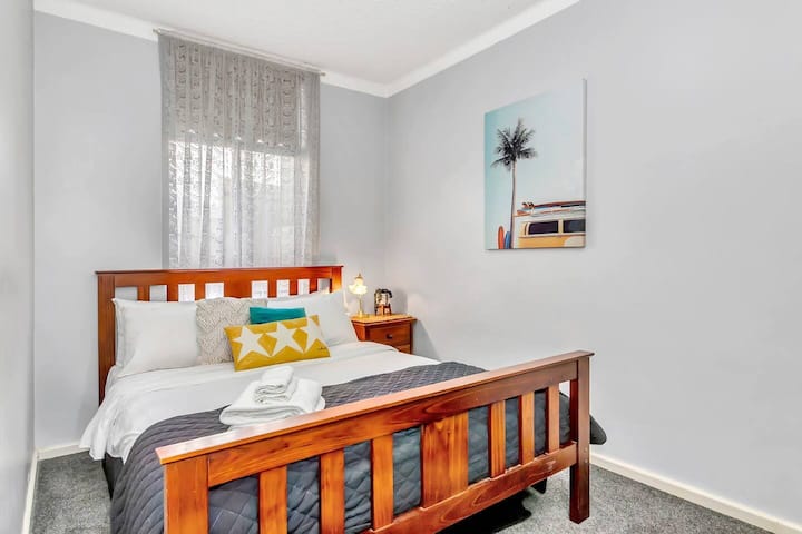 El segundo dormitorio también cuenta con una cómoda cama tamaño queen, lo que lo convierte en el apartamento perfecto para aquellos que viajan en grupo o con los niños.