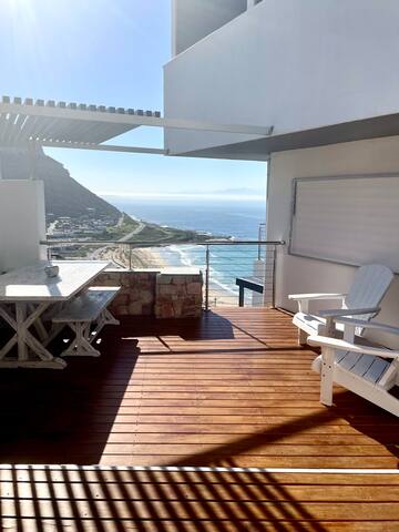 Happy and vibrant flat overlooking False Bay gallery image 2