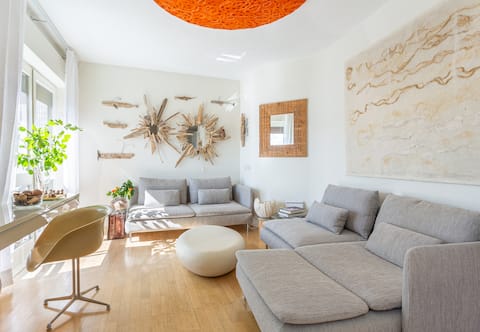 Proprietà Airbnb di successo: Great Lake View Artist's Apartment a Varese