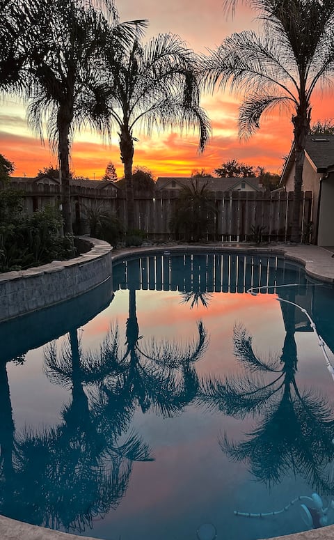 HotTub/FirePit/Super Comfy Beds/86’ TV