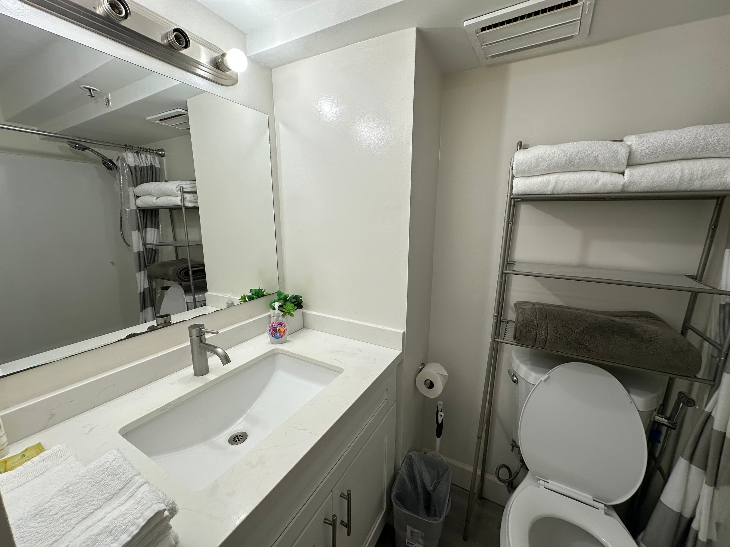 Studio Apt in the Heart of Waikiki w/ Canal View - Image 16
