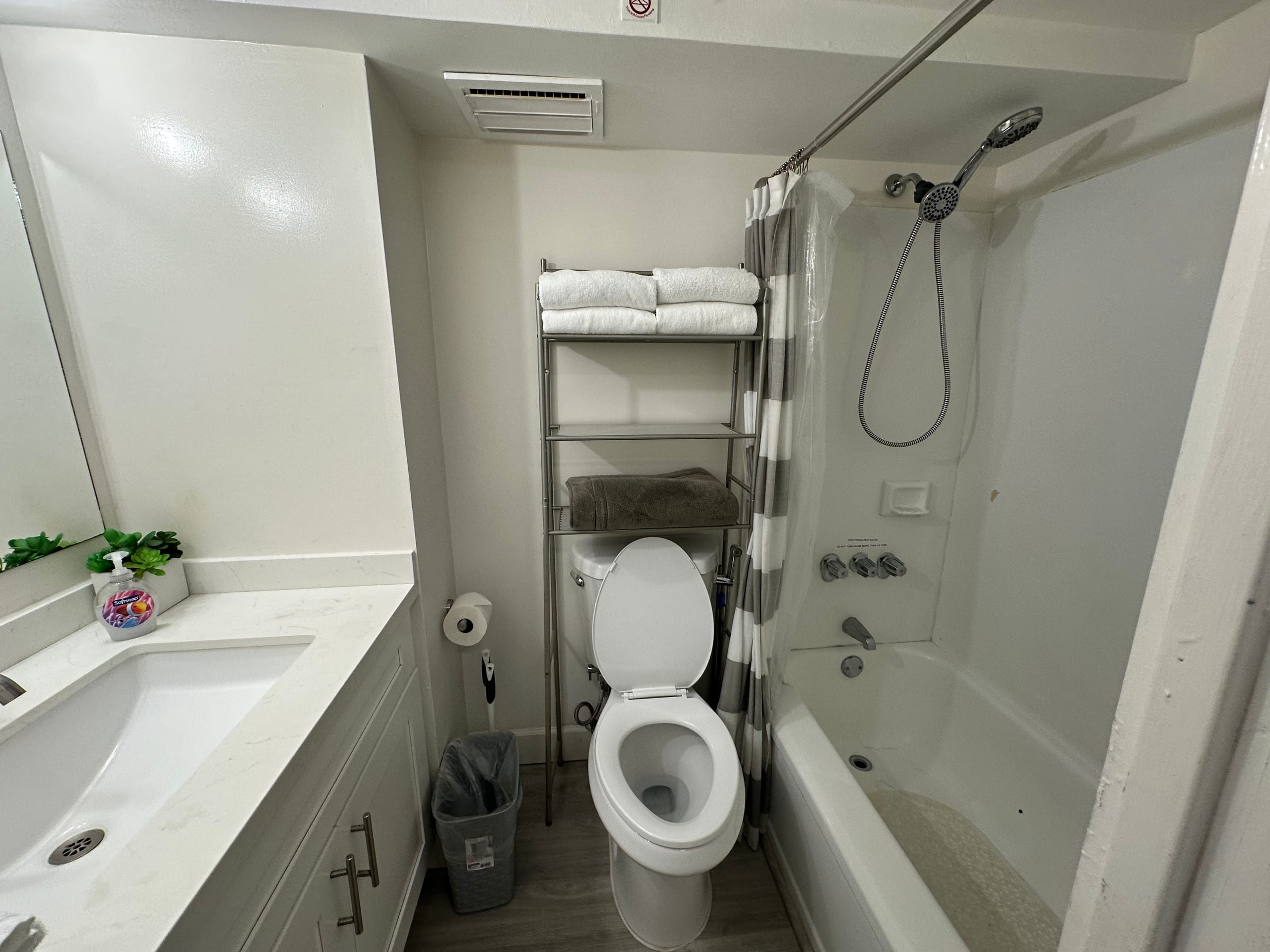 Studio Apt in the Heart of Waikiki w/ Canal View - Image 17