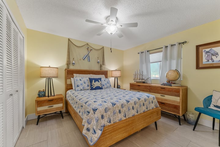 Cómodo dormitorio de invitados con encanto costero.
