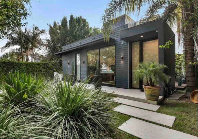 Modern Oasis. Top 5%. Walk to Dine/Shop. Gated.