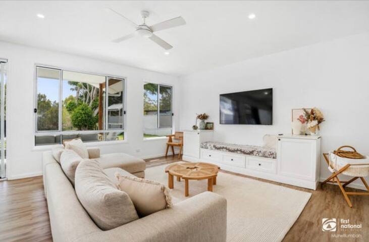 Beachside, waterfront home with a pool and SAUNA gallery image 4