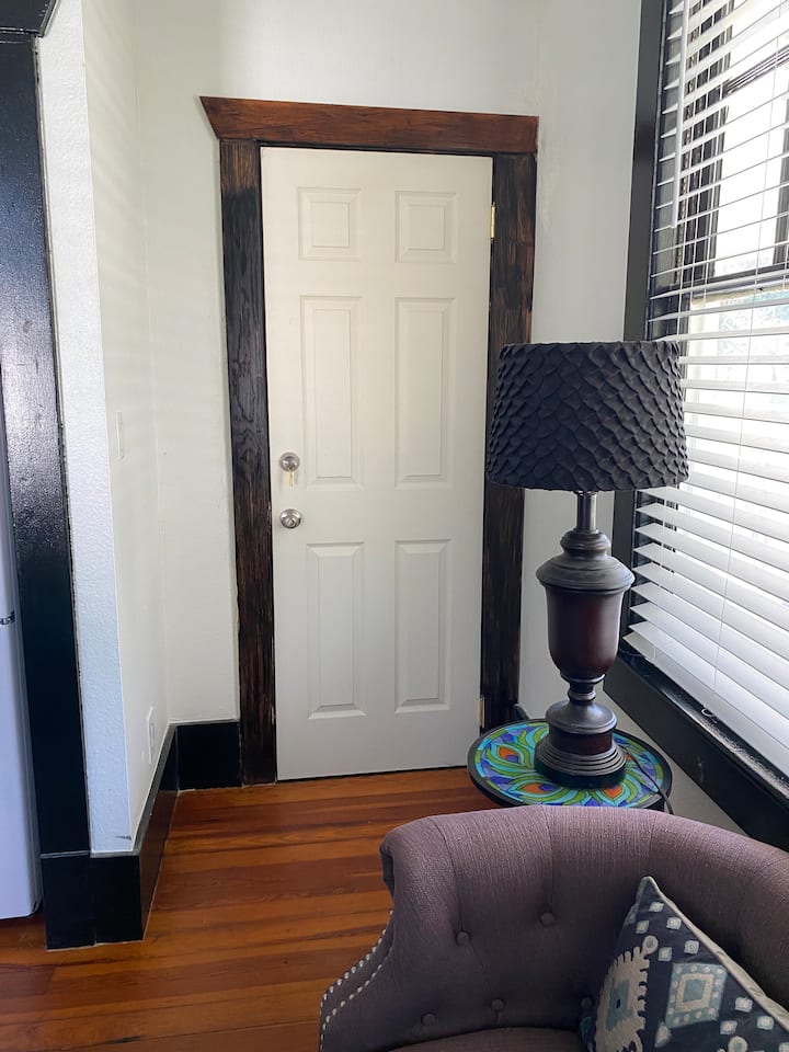 5 Star 1/1 Apt Queen Bed New Bath Kit - DeLand, FL