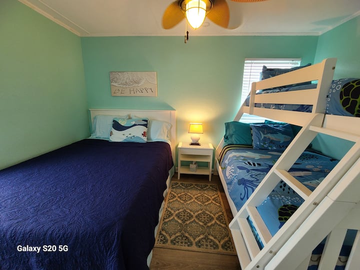 Muito espaço para dormir confortavelmente. Cama queen size e beliche completo/twin.
