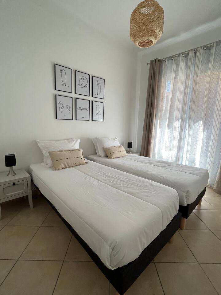 Druhá svetlá spálňa vybavená dvoma lôžkami s rozmermi 90 cm x 200 cm má veľké okno, cez ktoré dovnútra prúdi veľa prirodzeného svetla.