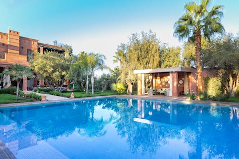 2 pools (1 heated), fitness, spa, pickleball.