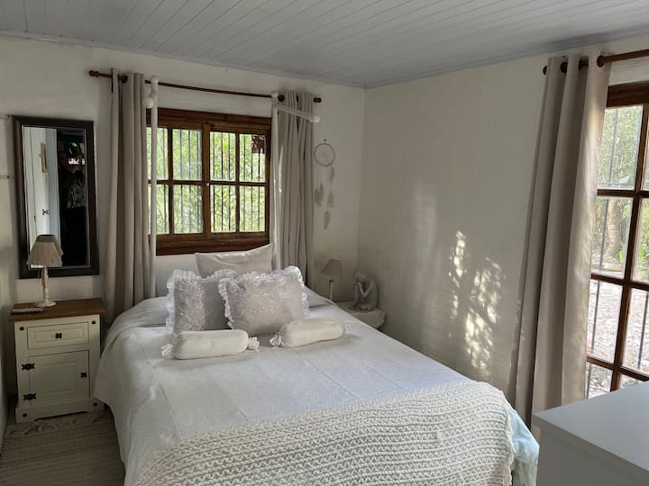 Dhoma kryesore e gjumit Cama Queen , A/C 
Banjë brenda në suitë me bacha dopio dhe dush dopio