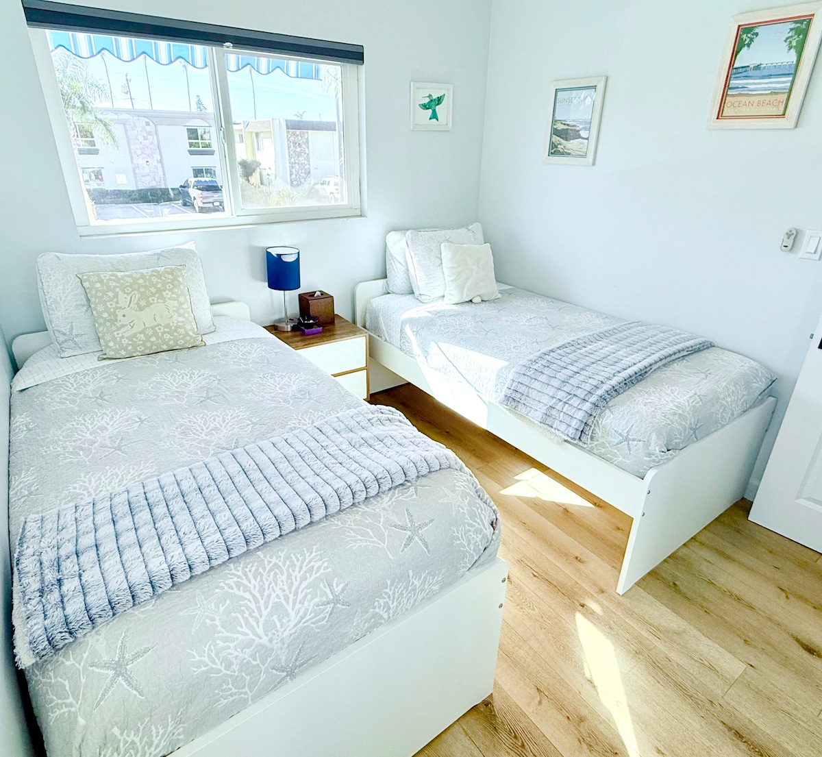 Spálňa 2 s dvoma samostatnými posteľami a zatemňovacími závesmi 
Vybavené stropným ventilátorom 