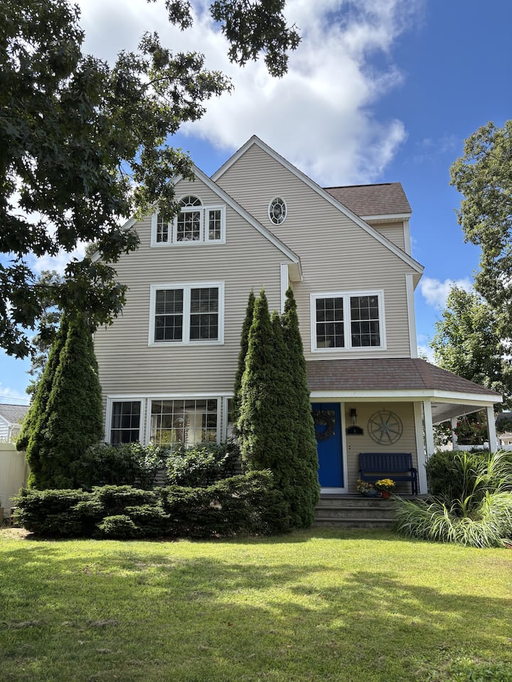 Beach Escape In A Spacious 4-bedroom Family House - Narragansett, RI