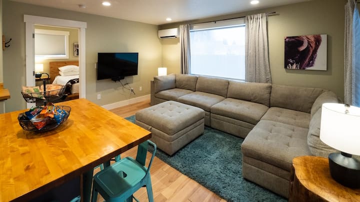 Downtown 1 Br – Queen Suite, Patio, Fire Table - Cody