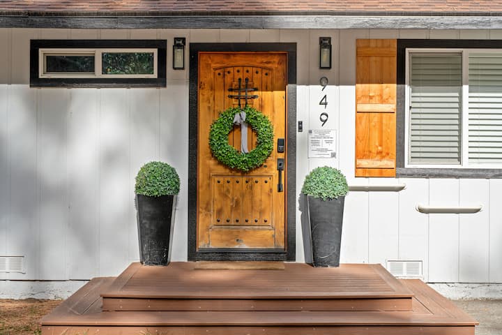 Mlango wa mbele. Kufuli janja. Taa nyingi za nje. Sitaha ya mbele yenye ngazi 2 na kishikio cha mkono.