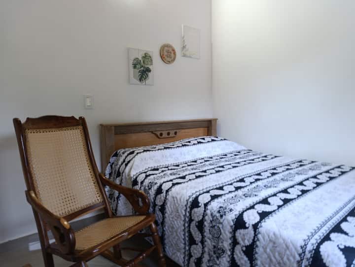 Stanza principale, con smart TV con TV diretta, finestra e vista sulle montagne. 