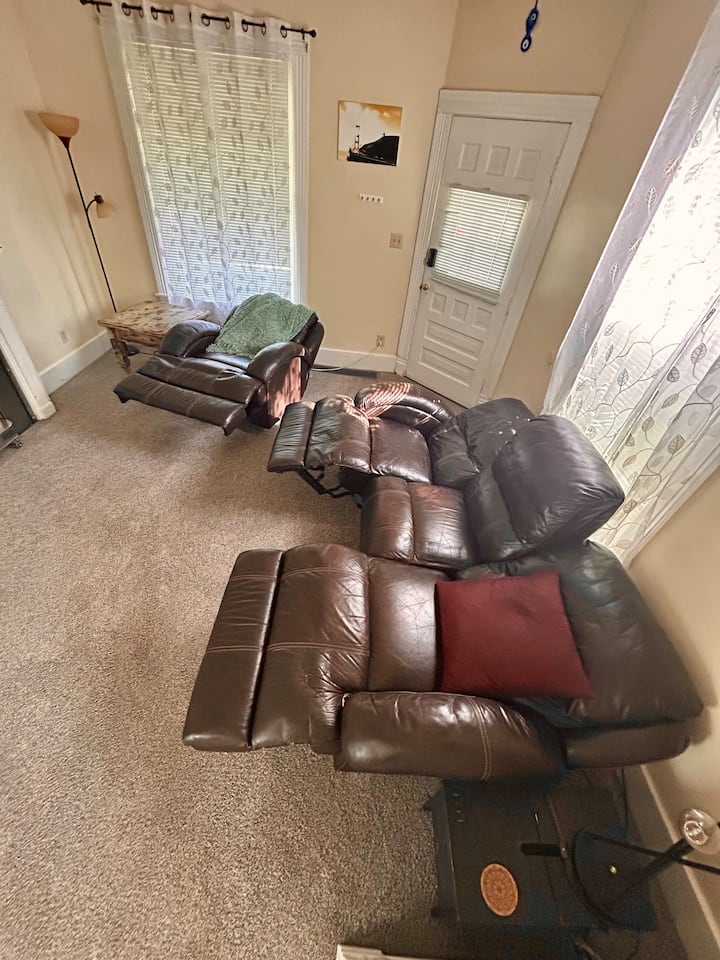 כיסאות נטייה מלאה כדי להניח אורחים נוספים.