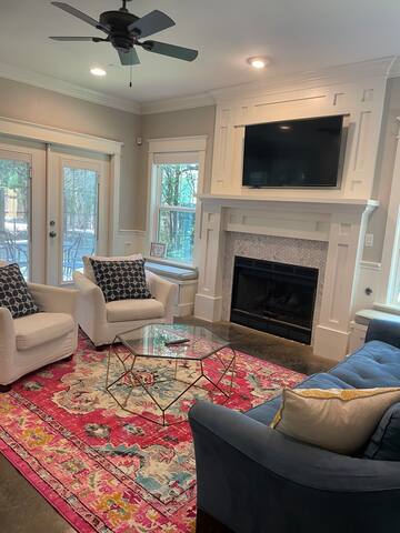 Downtown Gem Good for Big Group Close to ACL gallery image 4