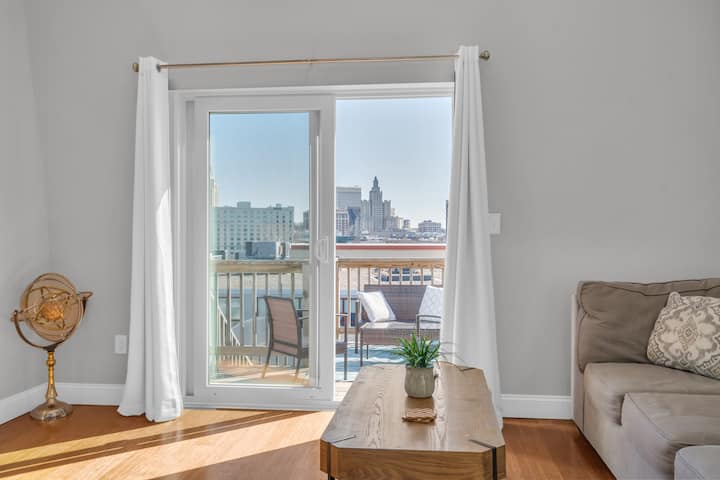 Jennifer’s Penthouse Panoramic City Views W/ Deck - Rhode Island