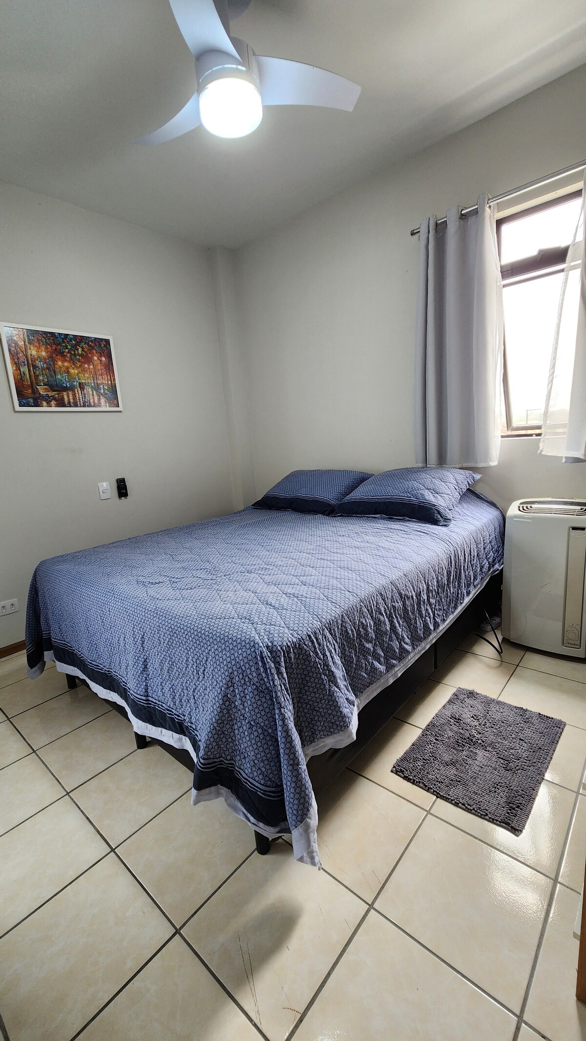 Кутија брачен кревет (широк 150-179 см), преносен клима уред.
