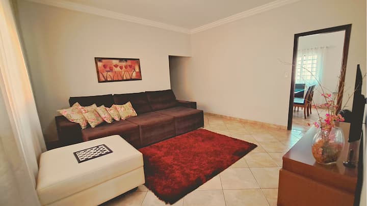 Furahia nyakati za kupendeza sebuleni mwetu ukiwa na kitanda kikubwa, televisheni na utapeli. Inafaa kupumzika na kushiriki nyakati maalumu na familia. ️