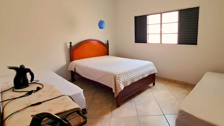 Chumba kilicho na:
Kitanda cha watu wawili.
Vitanda 2 vya mtu mmoja.