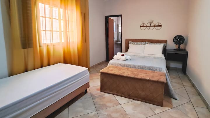 Chumba kilicho na:
Kitanda cha watu wawili.
Kitanda cha mtu mmoja.
Rafu ya nguo.