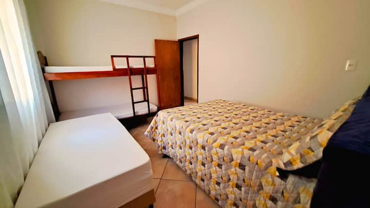 Chumba kilicho na kitanda cha watu wawili, kitanda cha mtu mmoja na kitanda 1 cha ghorofa.