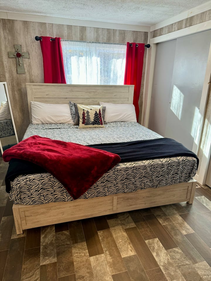 ห้องนอนใหญ่มีเตียงขนาดคิงไซส์และที่เก็บเสื้อผ้าใหม่ 