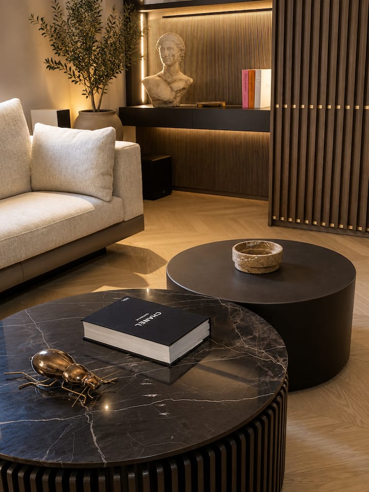 ห้องนั่งเล่นที่กว้างขวางมีโซฟา Minotti 7 ที่นั่ง โต๊ะหินอ่อนของดีไซเนอร์ ชั้นวางของที่สั่งทำพิเศษ และของตกแต่งที่คัดสรรมาอย่างดี โฮมซินีมาแบบส่วนตัวพร้อมโปรเจคเตอร์ Sony หน้าจอขนาดใหญ่ และระบบเสียงระดับพรีเมียม สร้างบรรยากาศที่สมบูรณ์แบบสำหรับการรับชมภาพยนตร์และกีฬา